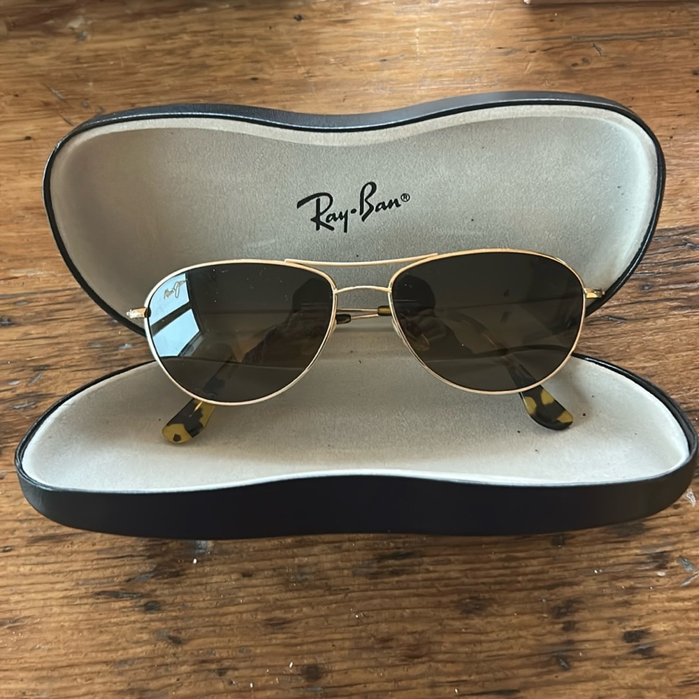 Ah-mazing style with classic design Ray Ban sunglasses. 5 1/2 inches width.